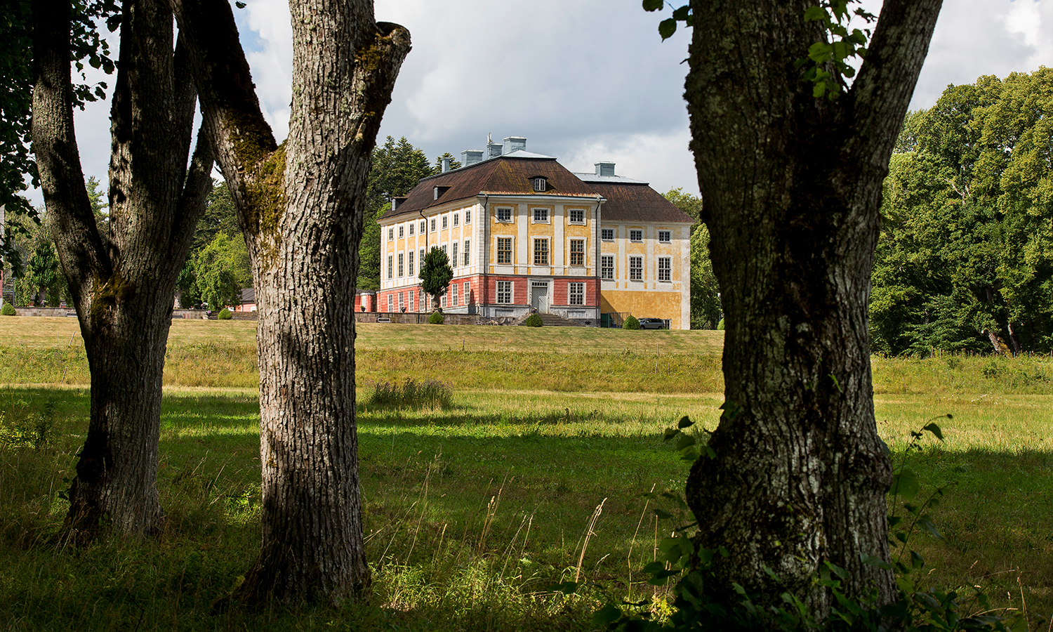 Foto på en av Ekolsunds slottsbyggnader. 